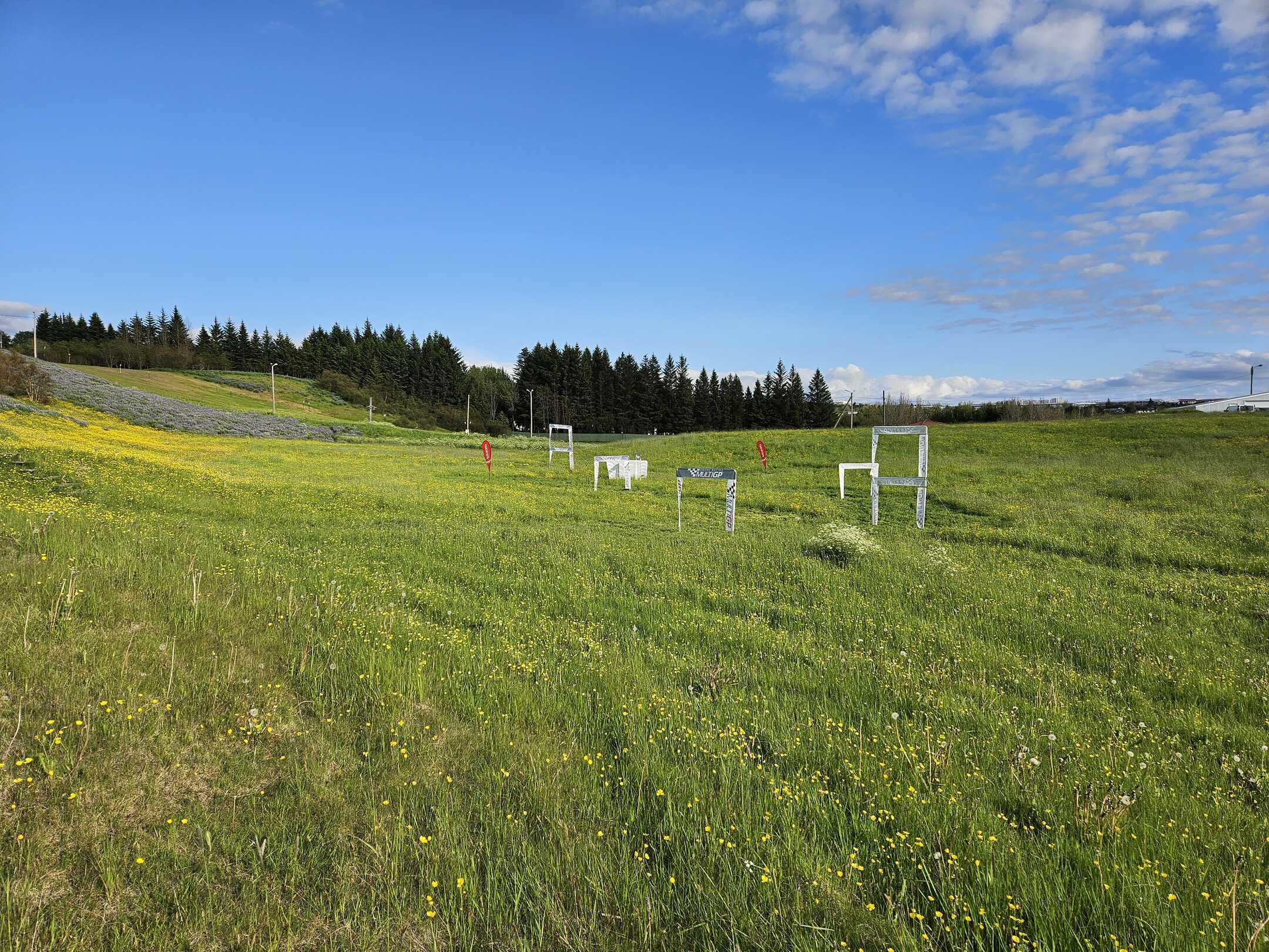 Drónakappflugshindranir á grasvelli undir berum himni